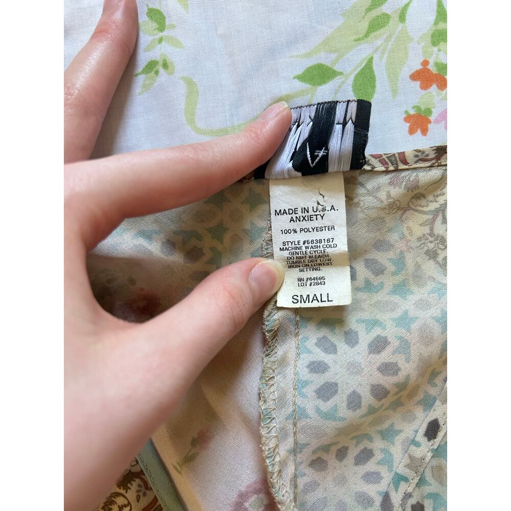 Vintage 90s floral flutter sleeve blouse with tie details - Picture 4 of 4